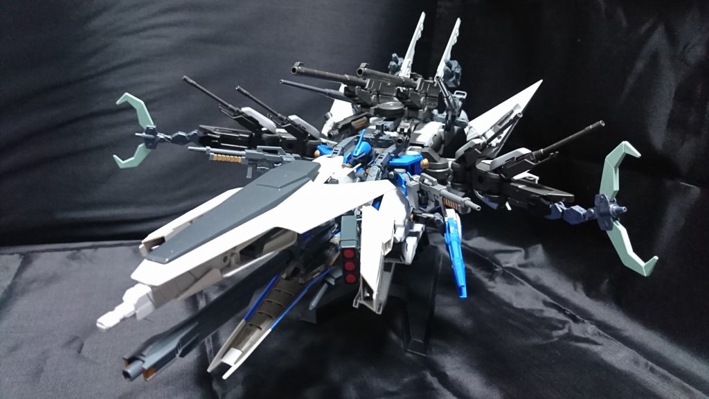 扱えるパイロットが少ないこと、整備性が悪いこと等から生産数は少なく、投入できる作戦が限られることから、軍上層部では幻の怪鳥と呼ばれる。