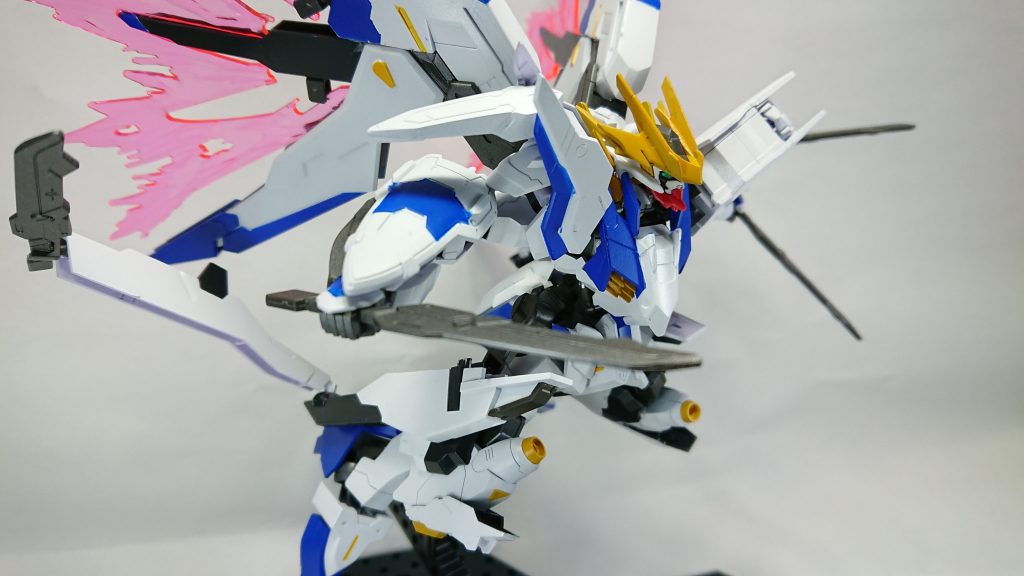 尚、本機は特殊トランスモーション(所謂TRANS-AMやEXAMシステム等)は設定として盛り込まれていない。
…のだがオーバーロード状態になることでスラスターから出る炎が光の翼のように見えることがある。
そう劇中でバルバトスルプスの肩部から青白い炎が溢れていたように。
製作者は一種の「暴走状態」として認識している。
それはまるで「モット、ヨコセヨ…」とガンダムフレームが意志を持っているかのように。