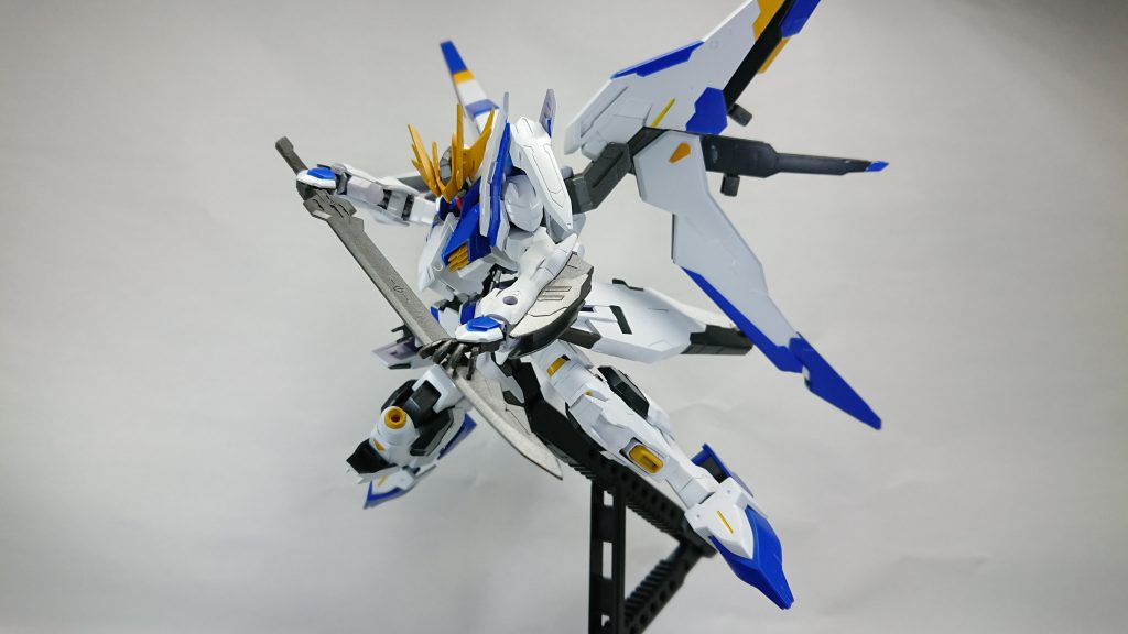 メイン武器「大太刀」
バルシアスはマルコシアスを軸に製作されたガンプラなので射撃武装はサイドアーマーに備えてあるレールガンのみであるため、基本的にはヒット&アウェイの高機動近接攻撃が主である。
そのため大太刀を2本、短剣を6本備えている。
マルコシアスの特性である最大6本腕に増える姿、ガンダム阿修羅と呼ばれそうな姿にはならない。
理由としては使いこなせそうにないのと、彼が好きなのは腕っぽいサブアームという好みの問題であったりする。
一応4本までならということでサイドアーマーのサブアームはオミットされていない。