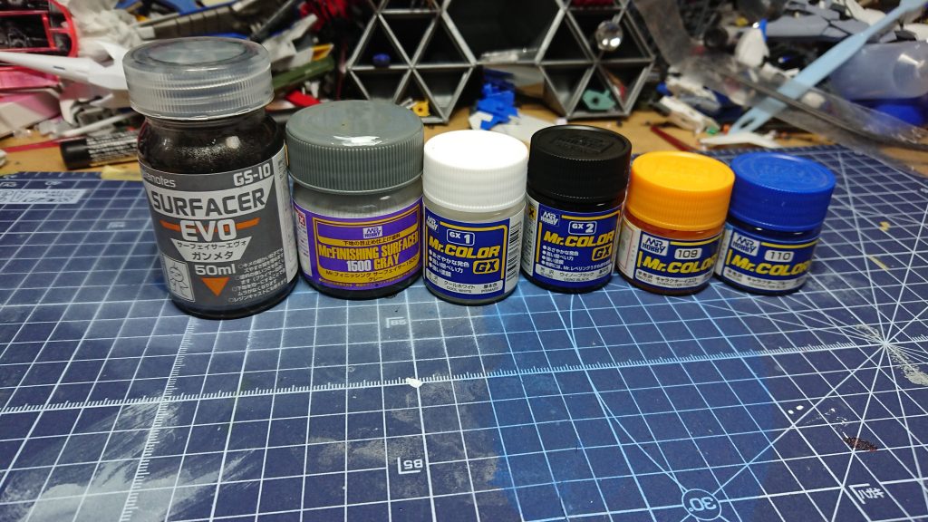──おまけ──
今回使った塗料レシピ
[サーフェイサー]
･Mr.hobby サーフェイサー1500

[本体塗装]
白部分:Mr.color GXクールホワイト
グレー部分:Mr.colorGXウイノーブラック＋クールホワイト(8:2割合)
青部分:Mr.color キャラクターブルー
黄部分:Mr.color キャラクターイエロー
関節部:ガイアノーツ サーフェイサーエヴォガンメタ