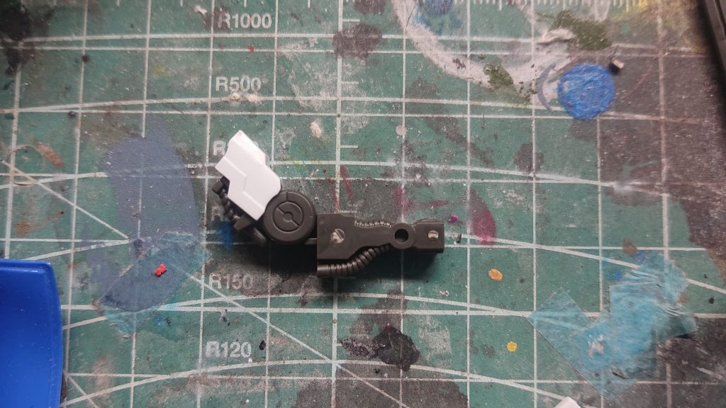 合わせ目消しのためにピン切り落としたところです。