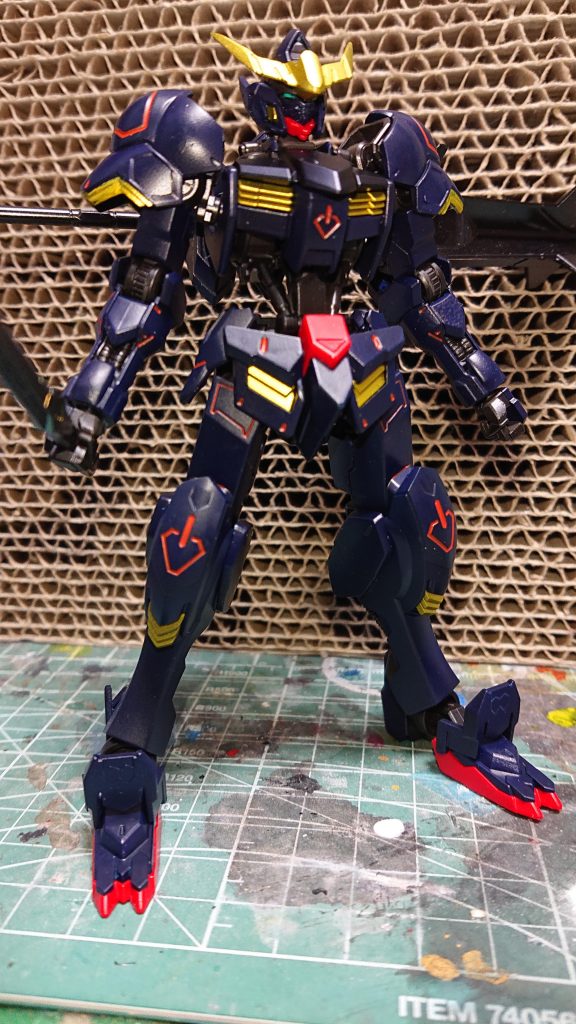 ティターンズカラーっぽいですね。
目は付属のシールのものの緑色の部分を切り出して使用しました。
使用した色
メイン→黒サフ＆タミヤ ロイヤルブルー
赤→サフ無し、タミヤ イタリアンレッド
金→黒サフ＆ガイアノーツ スターブライトブラス
フレーム→タミヤ メタリックブラック
オレンジライン→タミヤ フラットレッド＋レモンイエロー
胸上部→黒サフ＆ガイアノーツ プリズムブルーブラック
刀→ガイアノーツ ムーンゴールドシルバー