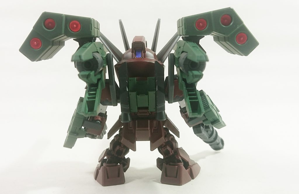 そのままだとツノと砲身が干渉しまくるので、30MMオプションパーツセット2のスラスターをスペーサーとして噛ませています。