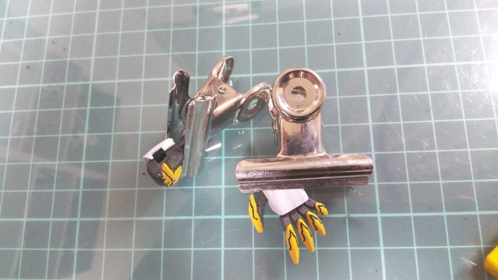 HGレクスの余剰パーツの手と、手の甲はジャンクパーツから。
元々ついていたパーツは足の甲へ移植して軽くボリュームアップ。