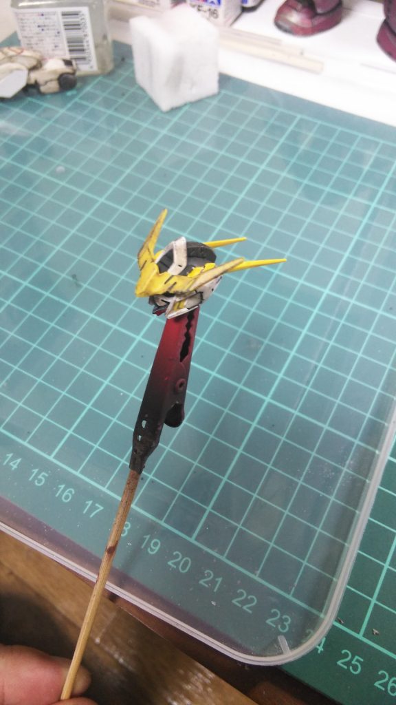 ツノはRGユニコーンのデストロイモード固定のパーツを加工して。