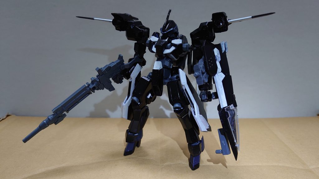 元々はグレイズフレームを活かした変形だったのですが、拡張性を求めてダブルオースカイのボディを移植しています