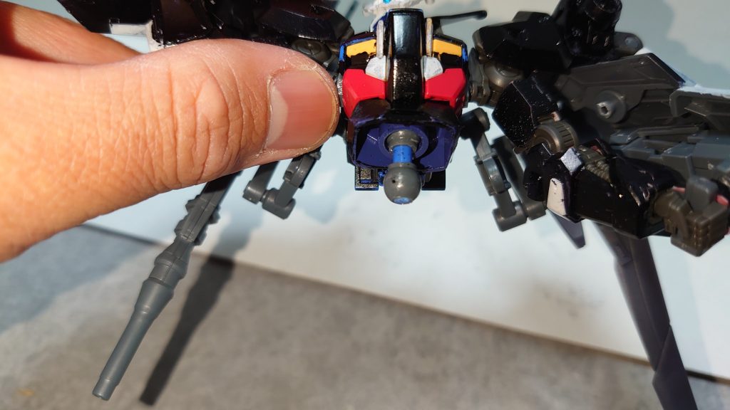 腰の接続をダブルボールジョイントにして可動範囲を広げて変形しています