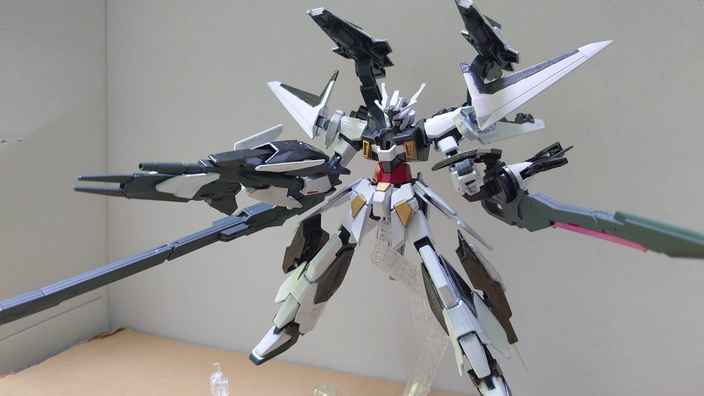 背中の『GNシールドバスター』を展開してフルバースト的な攻撃