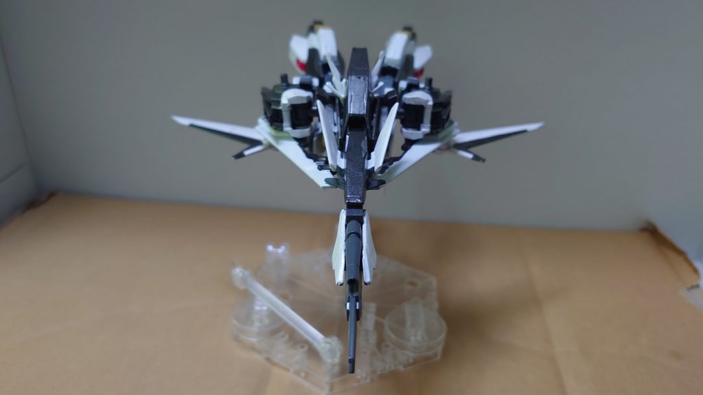 そして可変して戦闘機モードへ変形可能です




さらにここから追加武装を付けられます




この機体は各所に3mm穴を設けてあるので、それを利用して…