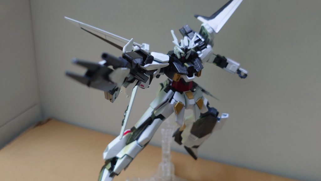 武装はエイジ2マグナムのライフルにダブルオースカイのライフルを加工して取り付けた選択式のビームライフル『GNハイパードッズマグナム』