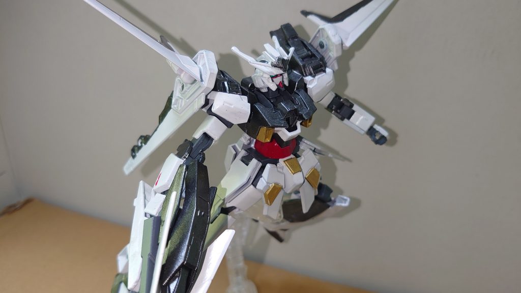 モビルスーツ状態で羽を広げてフライトモード