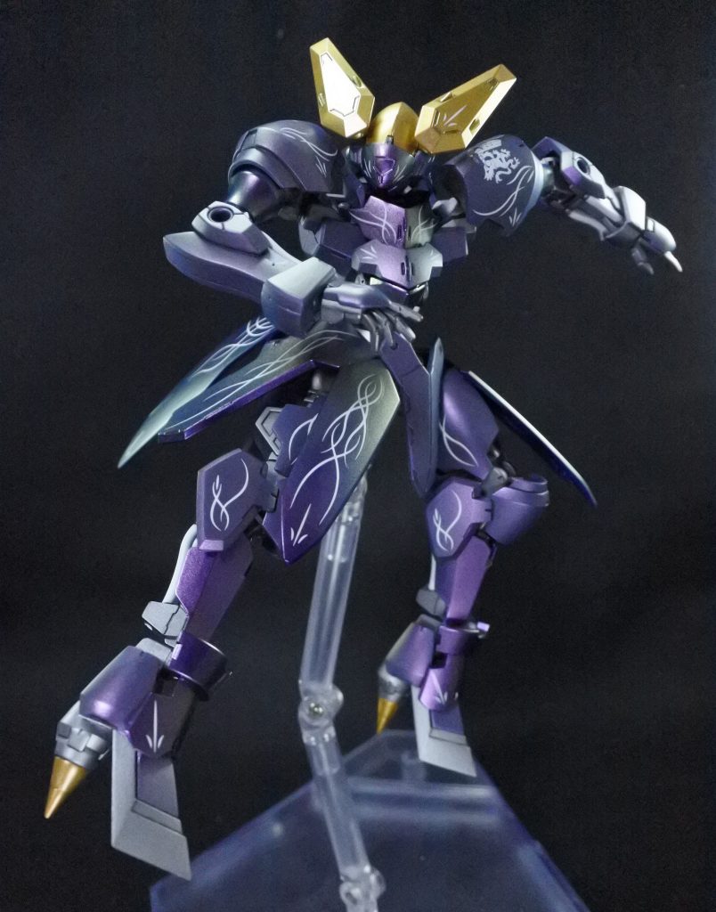 武装② 固定兵装「スパイクヒール」
踵に備え付けられた超硬金属性のスパイク。伸縮機構を持ち、一蹴と共に作動して敵機コックピットを貫く。
足場に突き刺すことでアンカーとしても使用できる。
踏まれるとすごく痛い。