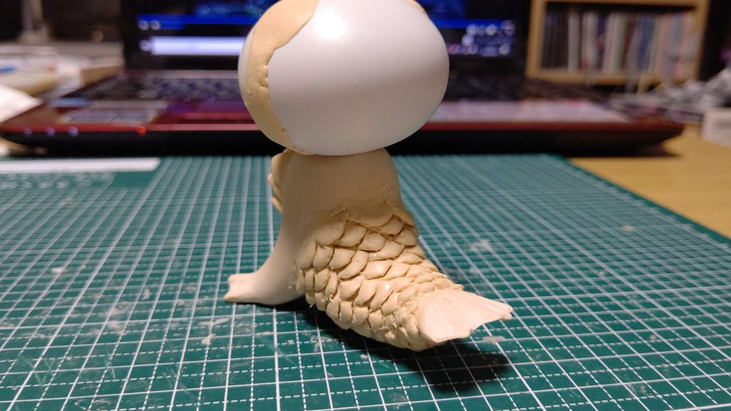 パテを盛り足してウロコを一枚一枚作ります。
