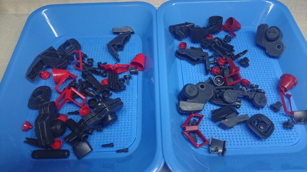 鉄製の工具で荒整形。