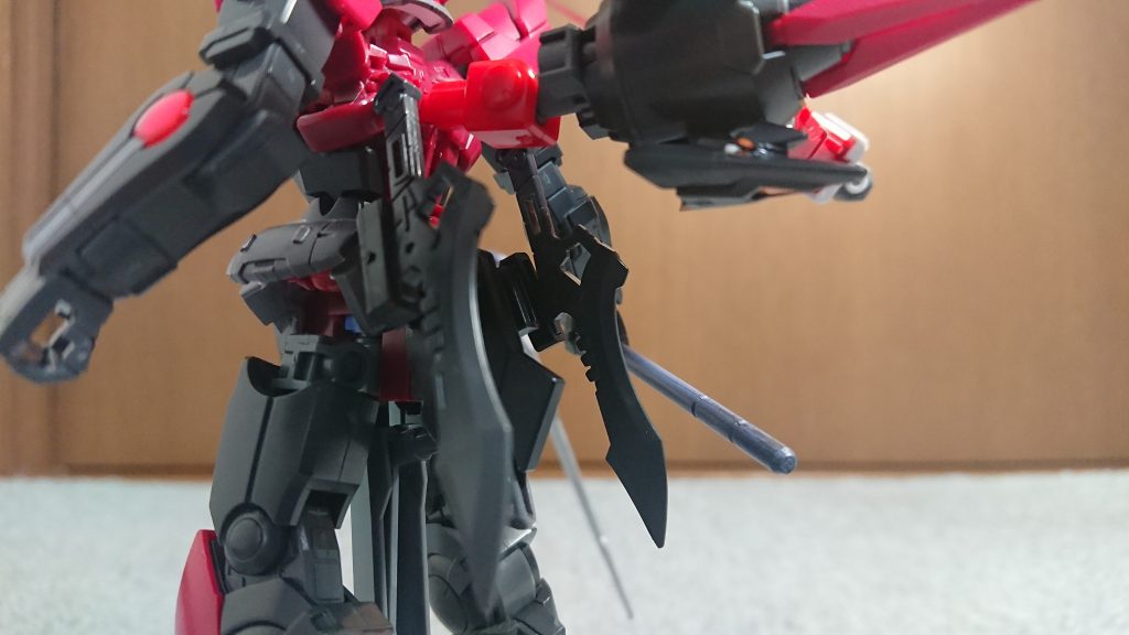 腰にMGレッドフレーム改の余剰のアーマーシュナイダーを懸架しました ぴったり