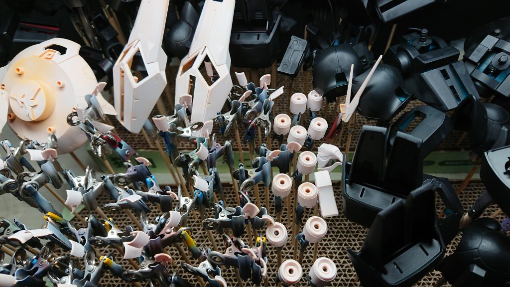 ホワイトとブラックをサフ吹き。