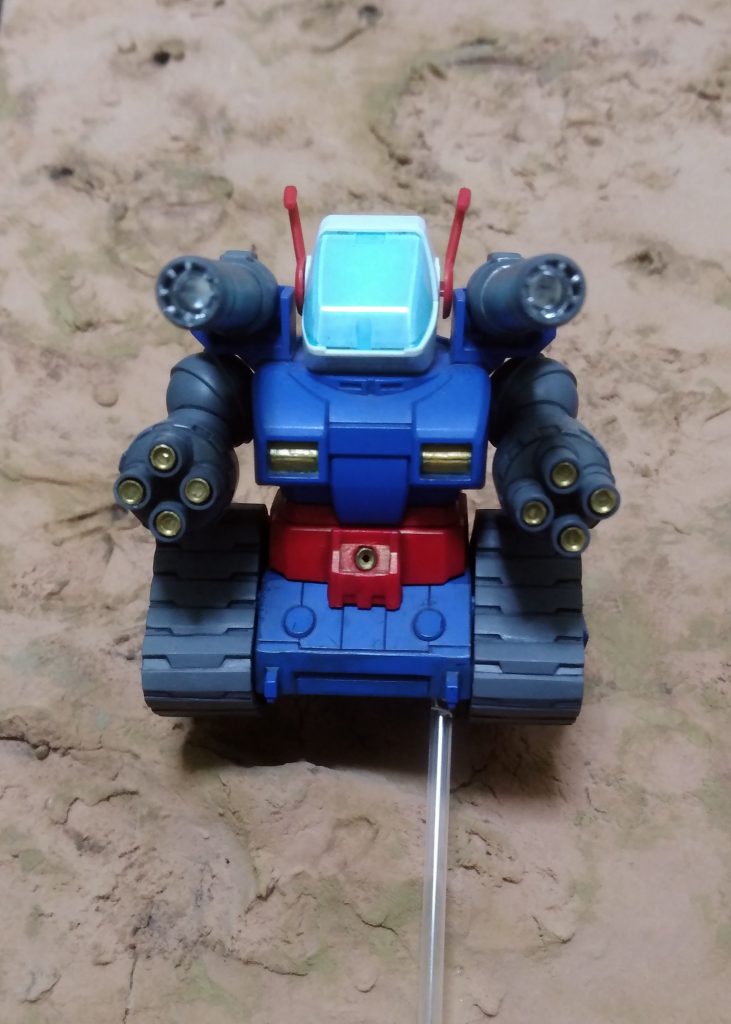 基本工作は塗装のための後ハメ処理と、合わせ目消しになります。腕の四連ガトリングは、砲塔内を意識してプラ棒でインナーバレルを自作しています。
キャラクターモデルのガンタンクですが、実在の戦車を意識し、腹部にある謎の黄色パーツは歩兵用の砲身に改造してあります。
背中のキャノンと腕のガトリングは、口径と弾頭の違いから色を変えています。(製作中にジョンウィックの映画を見ていたので、ゴールドのバレルが気に入って腕部ガトリングは金色に塗装。家族からはダサいと言われましたが、、、笑)
基本塗装の後にに墨入れと、リアルタッチマーカーで汚しを入れました。