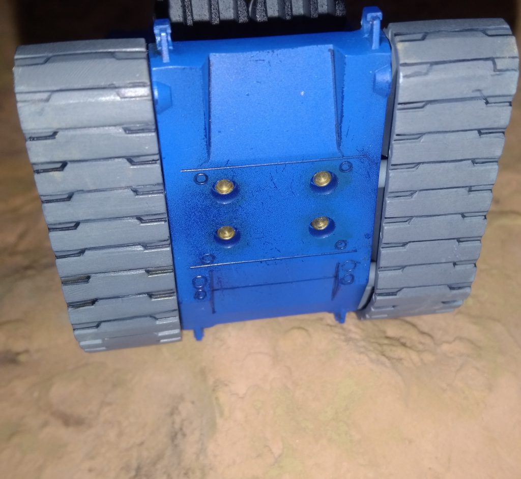 車体下部のバーニアは、本来は焼鉄色等が適当ですが、本作ではゴールドにしています。これはPS4のオンラインゲーム(バトオペ2)の作中に登場するガンタンクに似せたためです。実際のゲーム設定は何色なのかは不明ですが、ゴールドのに見えて格好良かったのでゴールドにしました。
なお、バーニア周りは汚しを入れています。