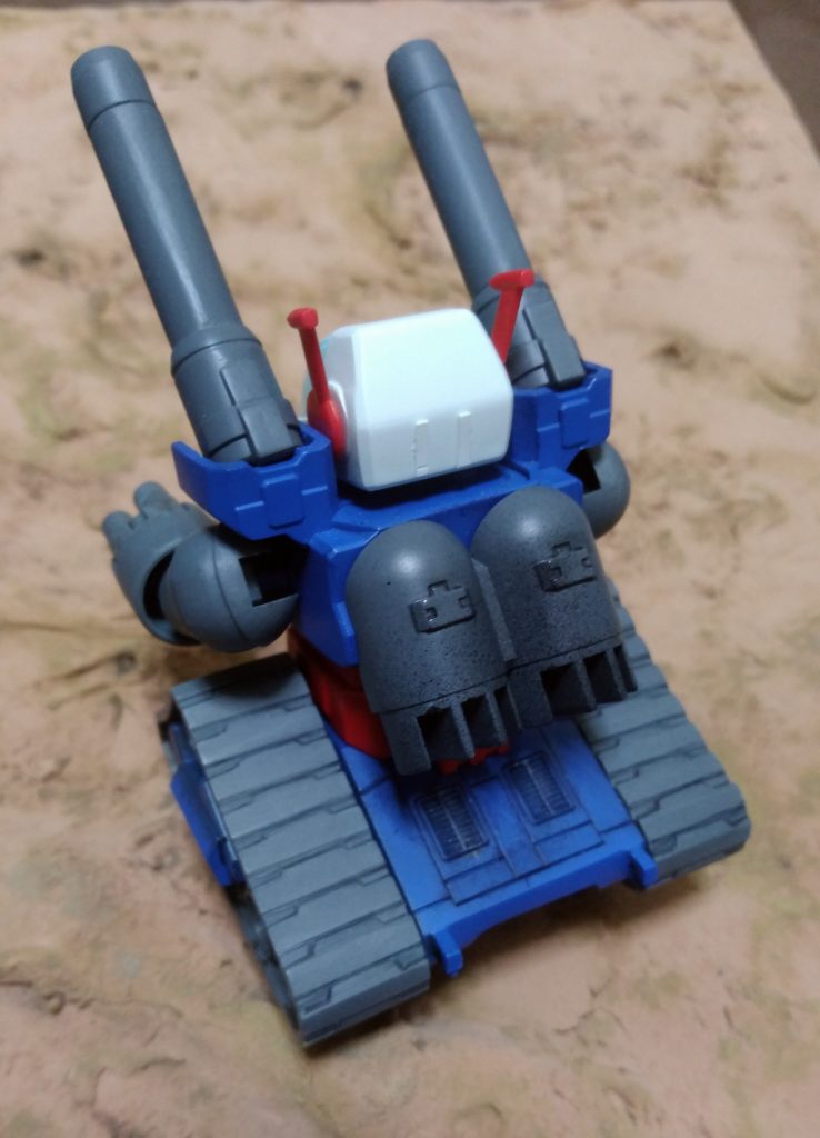 古くから言われていますが、戦車の色気をみせるショットの1つに、背面からのショットがあります。キャラクターモデルではやや薄れてしまいますが、ガンタンクも一応戦車なので載せておきました笑
頭部はプラ板で少しデティールアップを行っています。