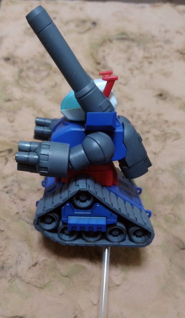 塗装は基本的に全てガンダムマーカーエアブラシシステムと、細部はガンダムマーカーのピック塗りを行っています。
バレルの色は発色性の良さと塗膜の強ささら、4Artistマーカーのシルバーを使用しています。
コックピットは裏側からエクストラホワイトを塗装し、敢えてアニメ調にしコントラストを付けています。
製作のきっかけが、「ガンダムマーカーのみで塗装する」だったので、マーカーの色種から作られるキットは限られていたのですが、最初に店頭で見かけて思い付いたのがコイツでした。
コンセプトは、「かわいい」笑。
ベースは以前コンテストで使用したものを流用しています。