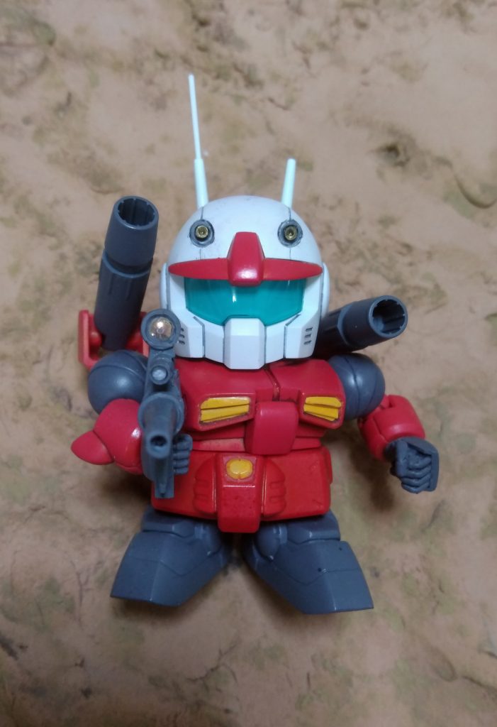 正面観。
基本工作と塗装はガンタンクと同じく、合わせ目処理とガンダムマーカーエアブラシシステムによる塗装ですが、改修箇所として頭部バルカン、手首の延長と可動域の増加、ライフルの肉抜き埋め等を行っています。