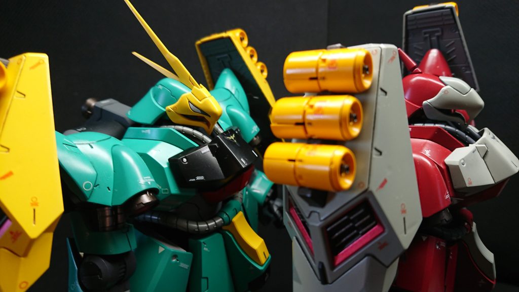 ギュネイ機と一緒に完成。最後まで見て頂いてありがとうございます。