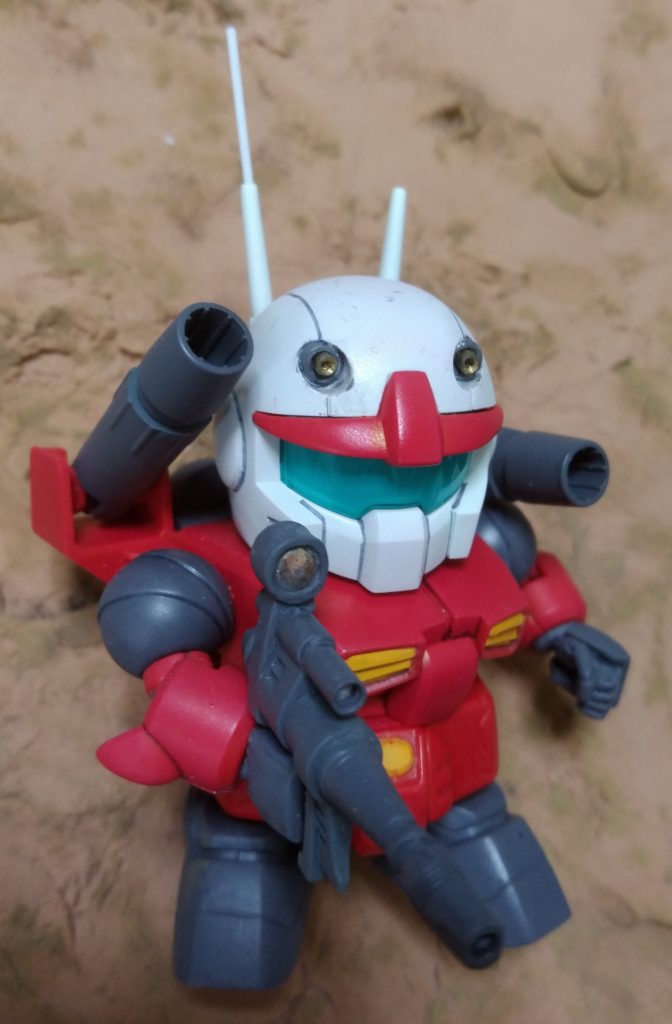 頭部バルカンはキットのものをくり抜いて、アウターバレル、インナーバレルをプラ棒の組み合わせで自作しました。
頭部のアンテナは片方を真鍮線で細長く延長し、強化レーダーとしています。
この様なスケールモデルを意識した改造は、手軽にディテールアップが可能なのですが、アニメモデルばっかり作ってるとどんどんスケールモデルのイメージが抜けていくので、たまにはスケールモデルを作るなどして意識することが必要でしょう。
本来アニメモデルであるガンプラに、スケールモデルの表現が出来てこそなのである、というような事がプラモ狂四郎でも言われています。