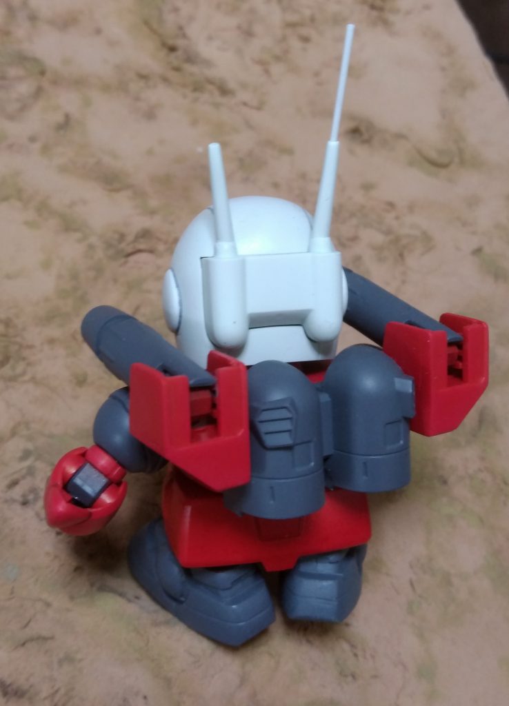 今回は背面は特に加工していません。
汚しもほぼやっていないので、純粋なガンダムマーカーの赤をお楽しみください笑。