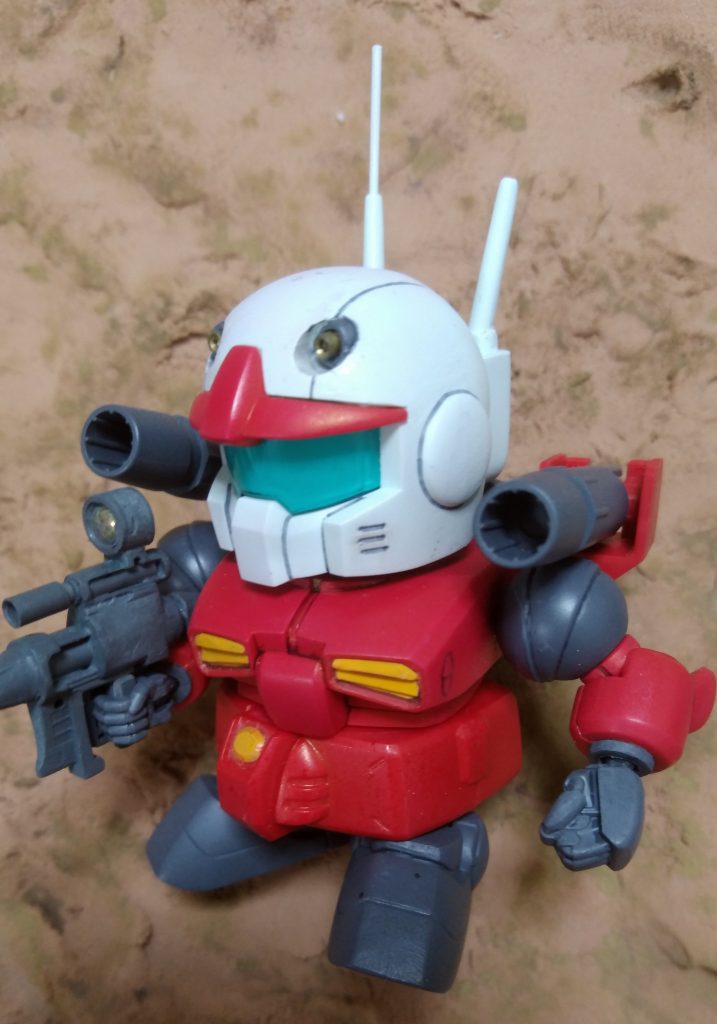 手首の改造には、ランナー部分を利用して手首ジョイント隠しを製作し、拳はHGビルドハンズ 丸型を使用しました。
ライフルの肉抜き埋めは、プラ棒とパテを使用しています。埋め込んだプラ棒は良い具合にアサルトライフルのフローティングバレルのようにも見える笑。
スコープはライフルの孔をくり抜いて、余っていた手芸部品を使いました。ザクのモノアイに流用できそう。