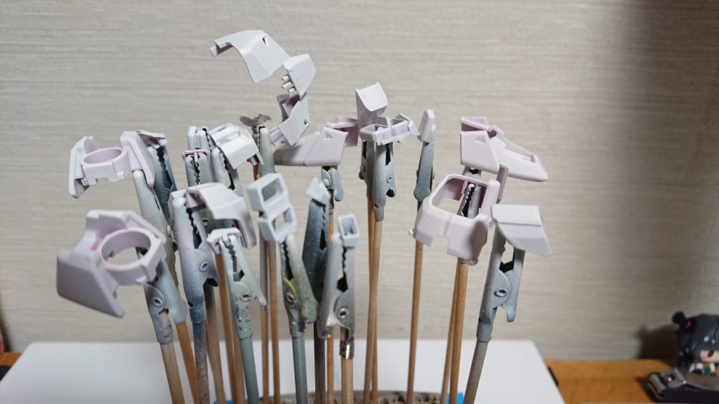 塗装の前に1回目の下地作り
使用したのはMr.ベースホワイト1000、吹き方が悪かったのか桃色のパーツの色が透けてしまう。