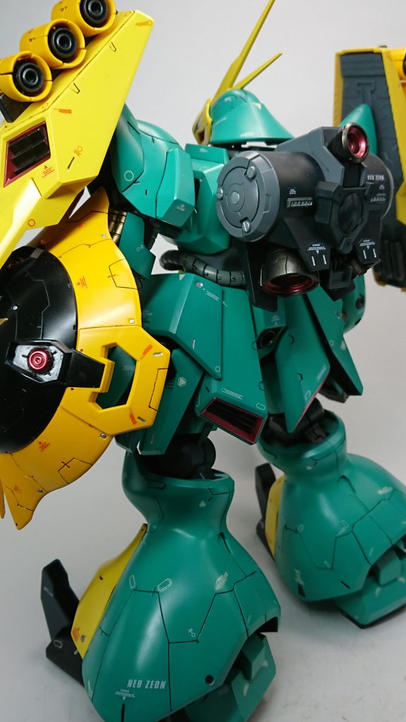 バックショット。ファンネルと肩シールドのイエロー、バックパックは単色でなく二色で塗り分け。