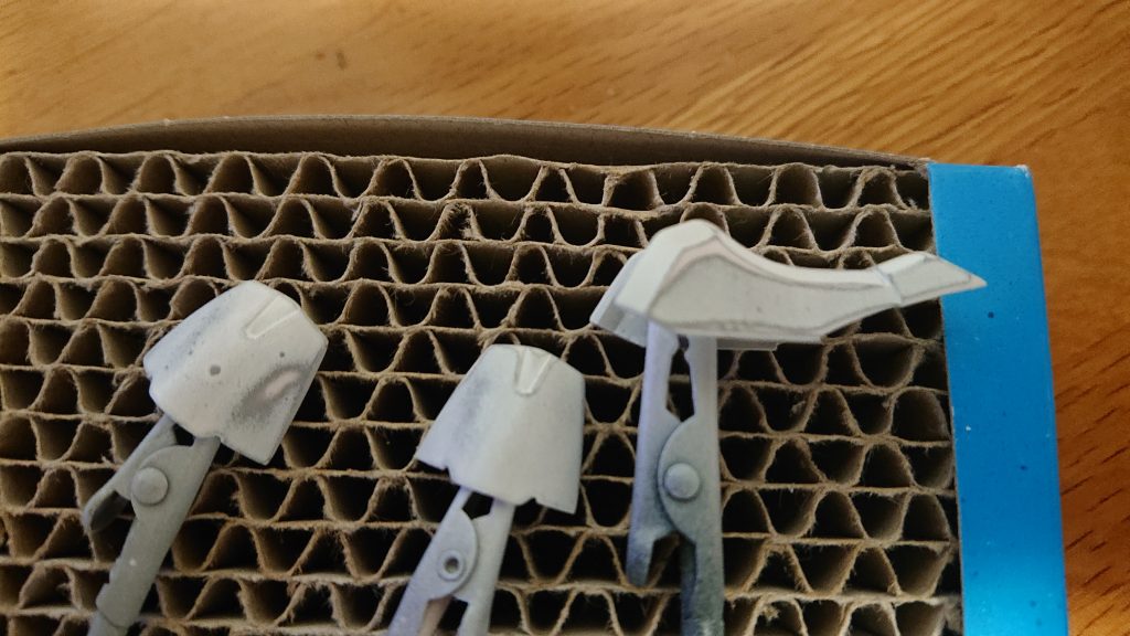 白塗装、表面がざらついてしまったのでヤスリがけしてやり直しのパーツ。
かすかに見える桃色からルージュのパーツを塗っていることがお分かりいただけるだろうか…