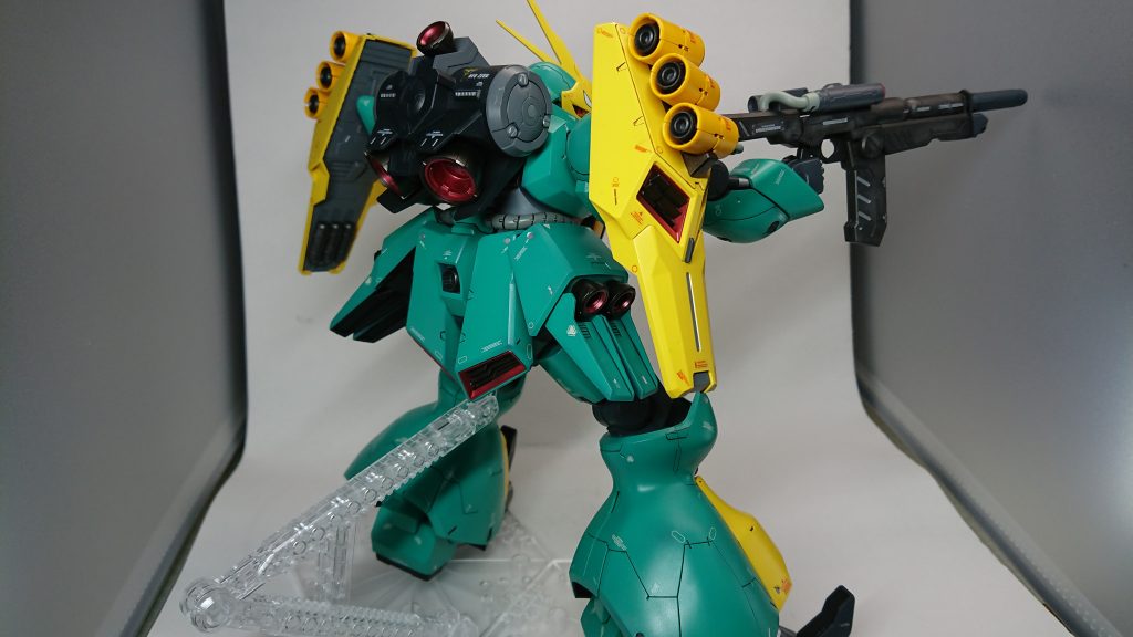 アクションポーズその5
ライフル構えてのバックショット