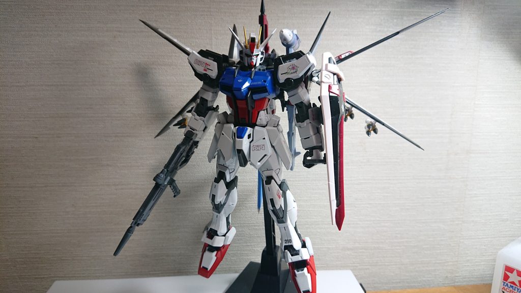 デカールを貼って完成。塗装はストライクの説明書通りに青はインディブルー、赤はモンザレッド、アンテナの黄色はMSイエローで塗装。