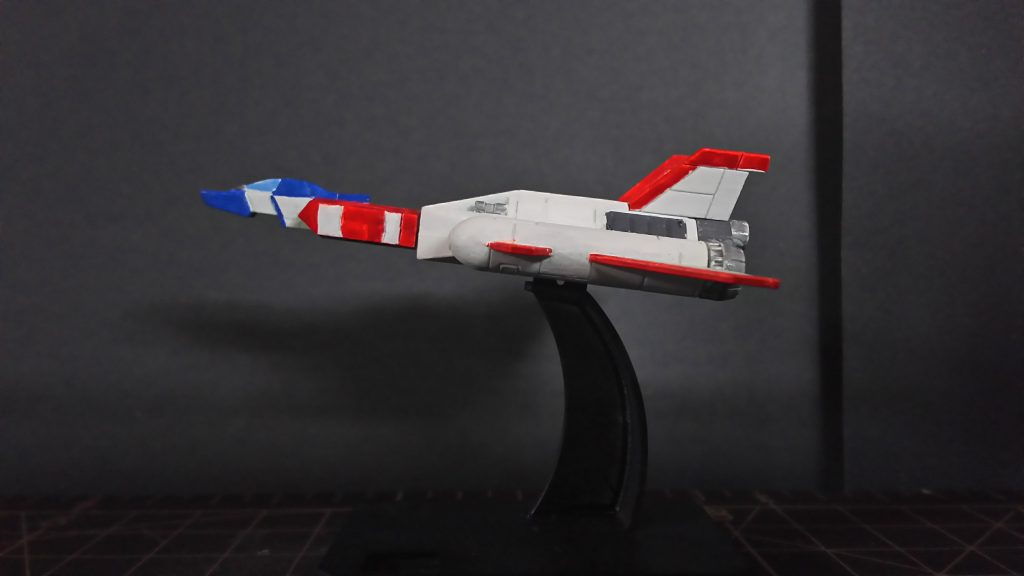 RGのコア・ファイターを参考に塗っています。赤と白のコントラストがたまらない!!