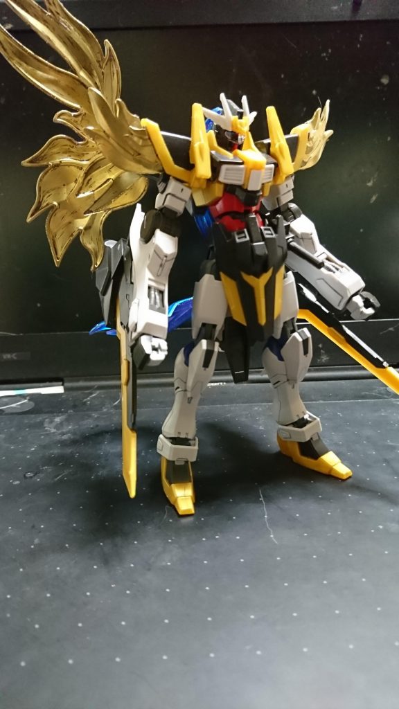 真･シャイニーモード

果南の溢れ出る感情が羽根や光炎となって現れる本来の姿。(このデザインは曜ちゃんが担当。本当は制服にしたかったとの事)

ポニーテールの部分は使用者の影響を受け藍色になっている。

全ての能力が飛躍的に上昇(シャイニーガンダムの10～50倍まで耐えられるように施しましたが、、さすがゴリラの生まれ変わりですわ。とダイヤ様)