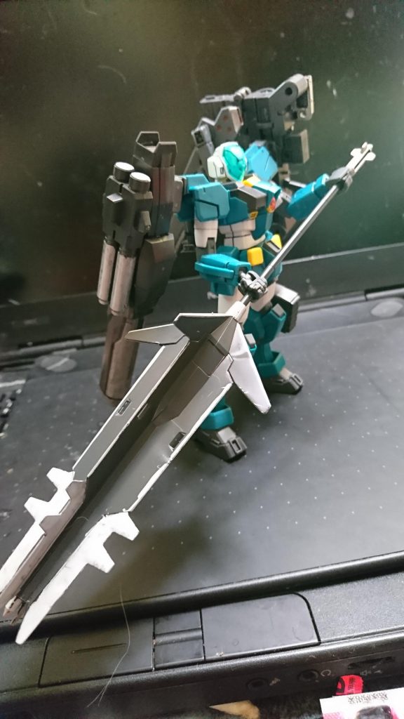 巨大槌･ガルガンチュア

砲撃をすり抜けられたときに近距離で使う巨大槌。

一撃で機体を粉砕できるよう作り上げた武器。あまりに大きい為シールドとしてよく使われる事もある。