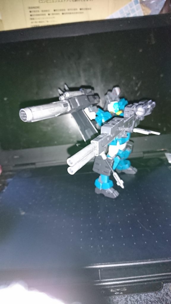 超ロングレンジバスター･ライフル「ステラ」

普段は肩に装備している
この状態の時は出力がセーブさているが連射が可能。

肩から取り外し使用も可能。相手の射程圏外から相手を撃ち抜く事ができる。
威力も一撃で仕留めるように極限まで高めている。

強力であるがためチャージに時間がかかってしまうため味方の援護が必要になる。

ご観覧ありがとうございました！(о´∀`о)