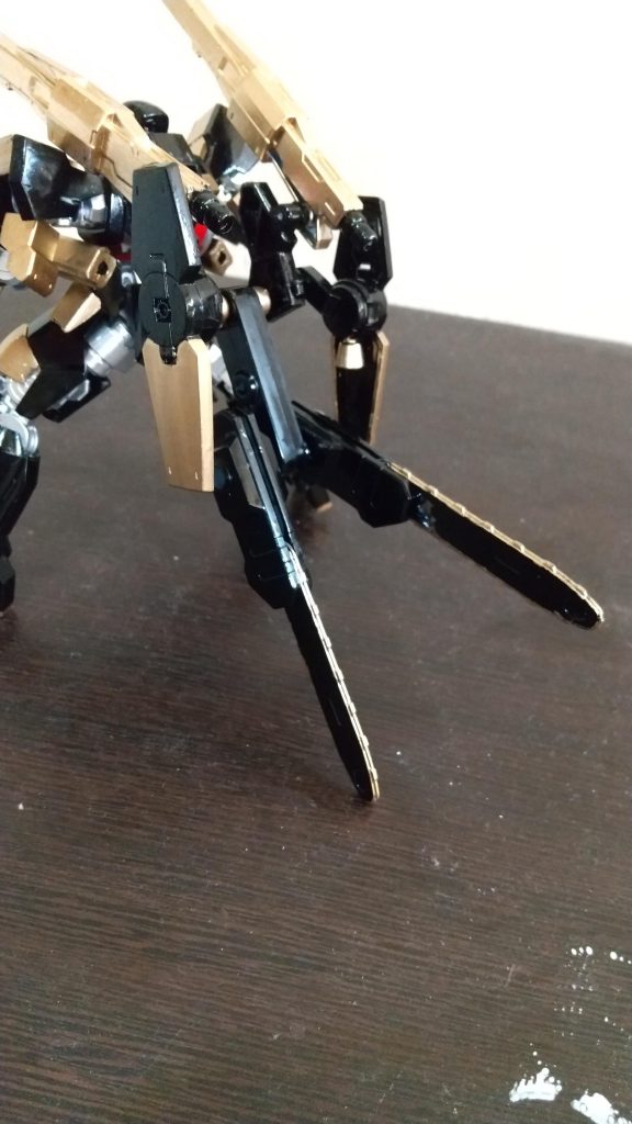 背面のチェーンソー。
戦闘に加えて姿勢制御にも活用。