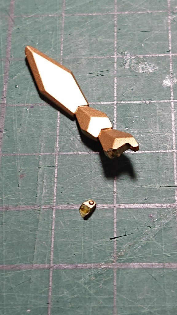 実は完成目前で欠けてしまい、修理しました(T0T)