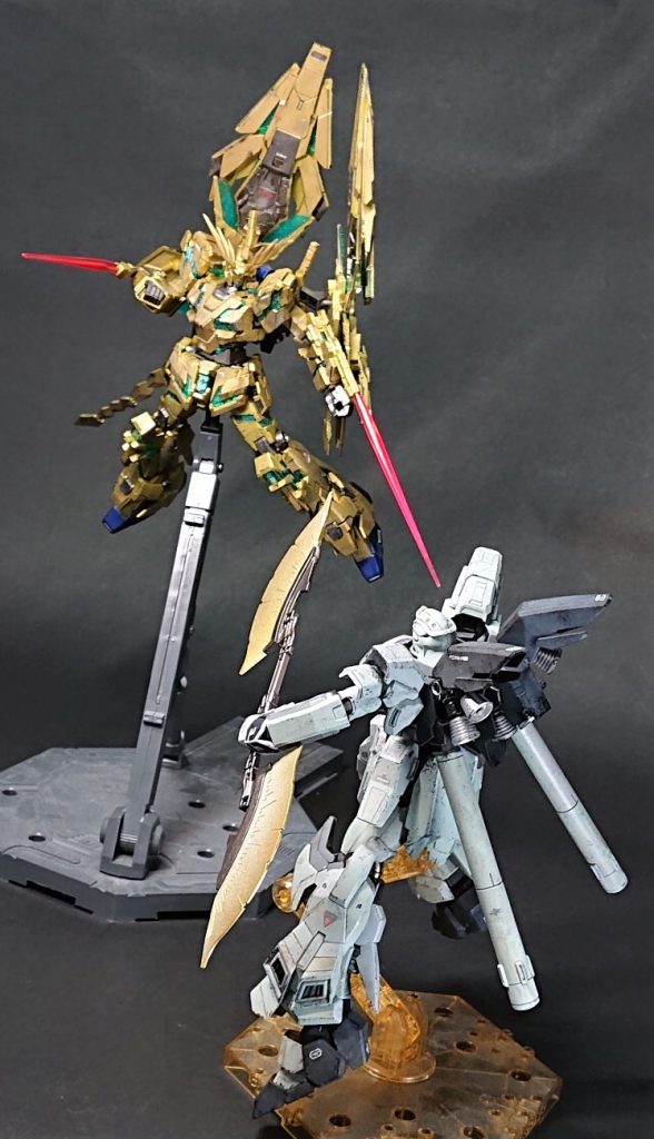 以前制作したHGフェネクス最終決戦仕様と・その2。
なおキットにビームナギナタの刃部分は付属しておらず、シナンジュから拝借しました。一応ゴールドとシルバーのグラデーションっぽい塗装を目指しましたが、缶スプレーなので加減がうまくいきませんでした…。