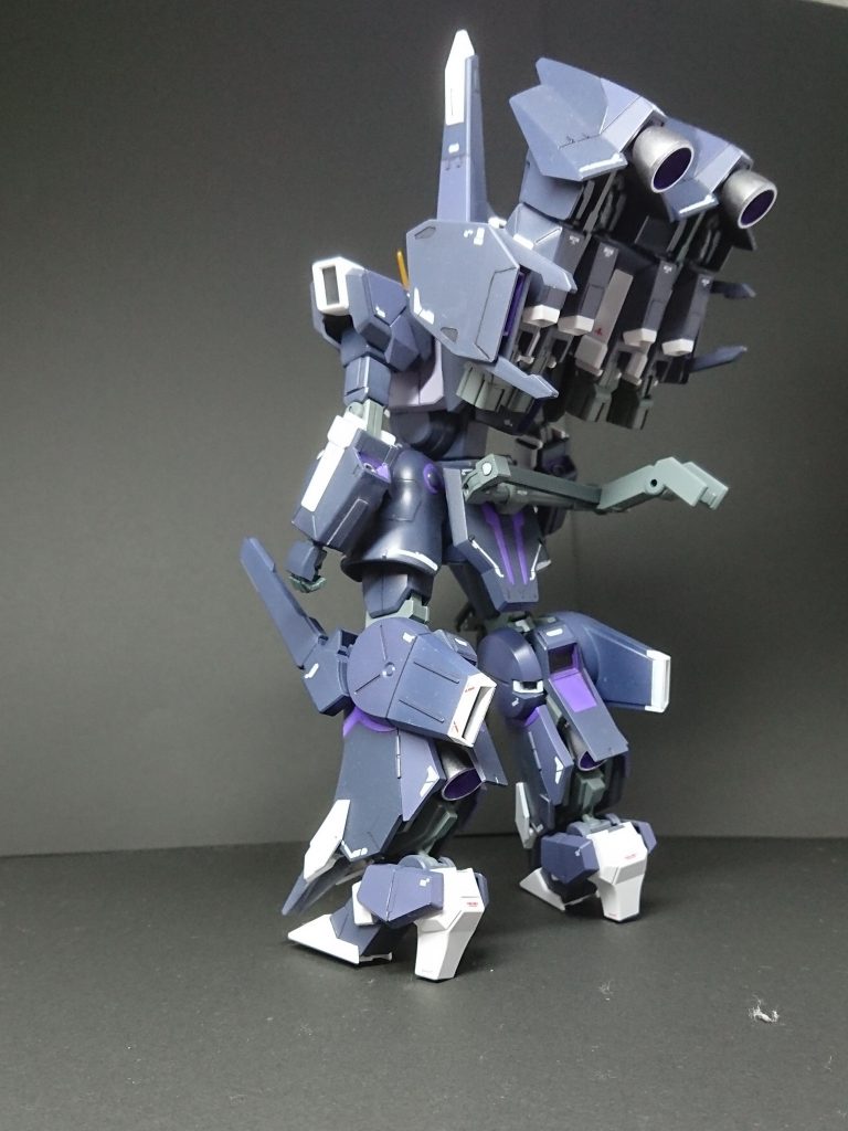 外装はスジボリ追加と、RGを参考に塗り分けも追加しています。