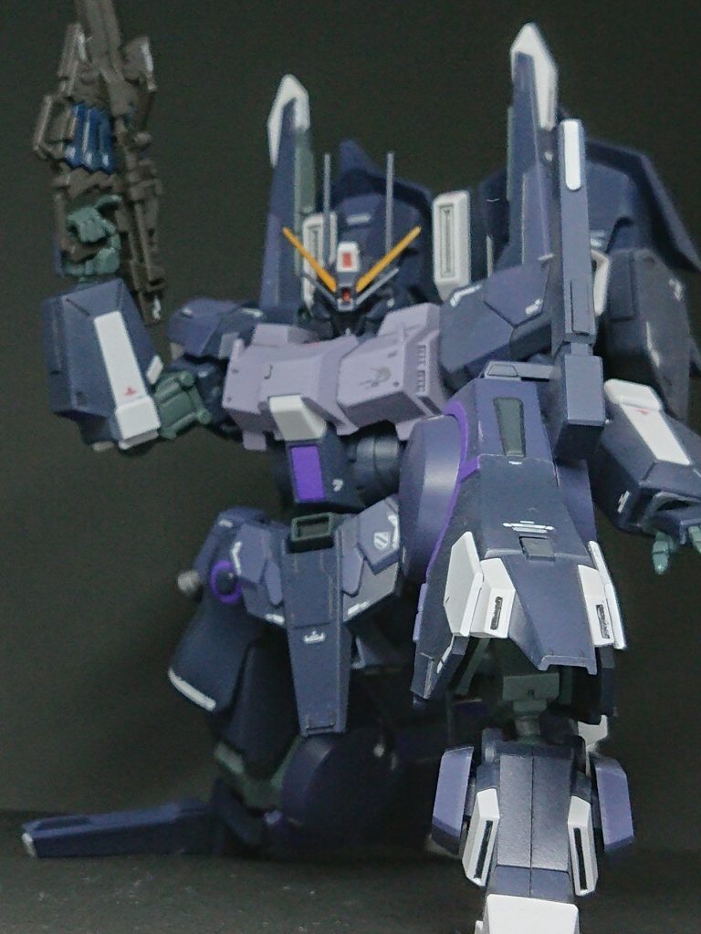 劇中での運用を考え、ガランシェール隊のマークや、バナージのパーソナルマーク代わりにビスト財団のマークも目立たぬように入れました。アナハイムのマークはカスタムメイドということで敢えて入れていません。