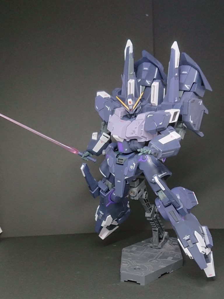 ビームサーベルも持てます。RGユニコーンのサーベル刃がぴったりでした。ご覧いただきありがとうございました。