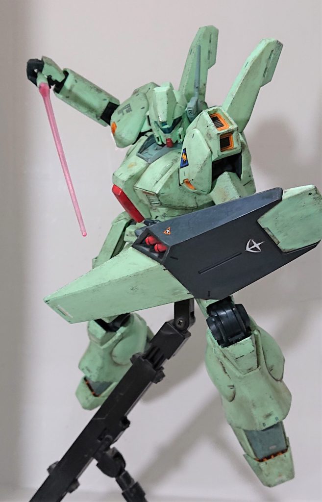 カッコつけポーズ。UCに出てきたスタークジェガンリスペクトっぽくしたかったり…。