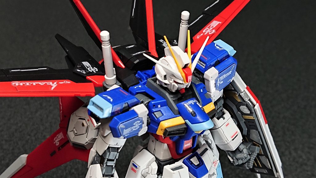 アップ。ブレードアンテナがシャープでカッコいいのですが、恐らくちょっと力を入れるだけで曲がったり折れたりしてしまいそうです。