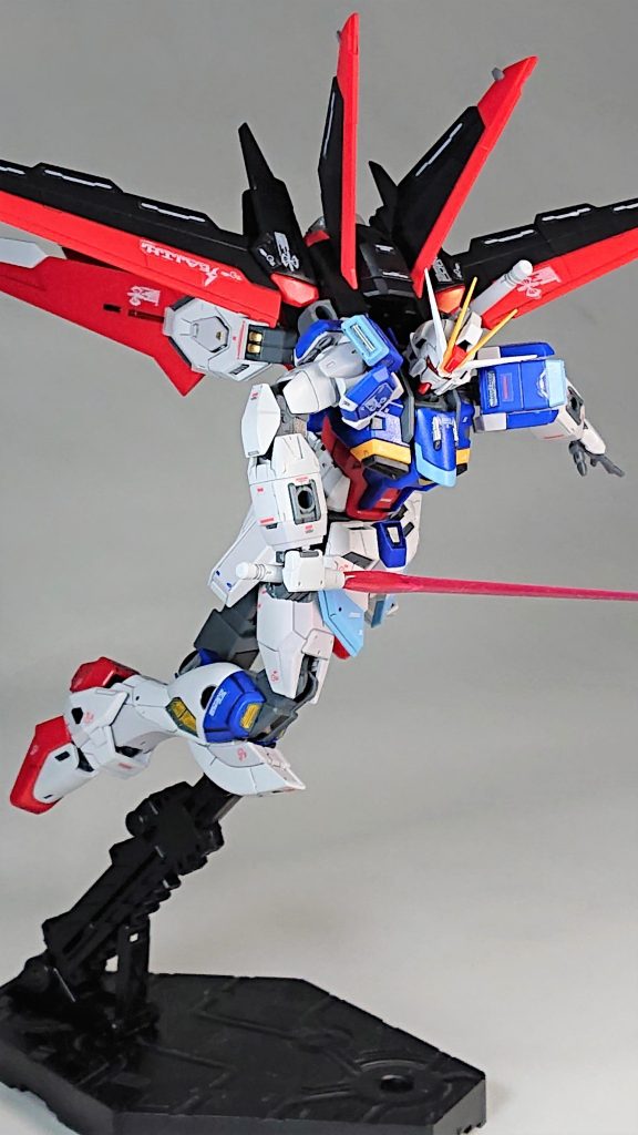 専用のステー?が付いていて、本体が傾くようなポーズでも安定して飾ることができました。