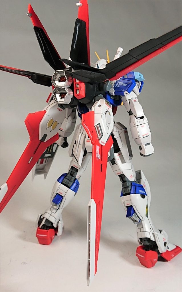 バックショット。バーニア類を中心にガンダムマーカーやスミ入れペンでちまちま塗りました。