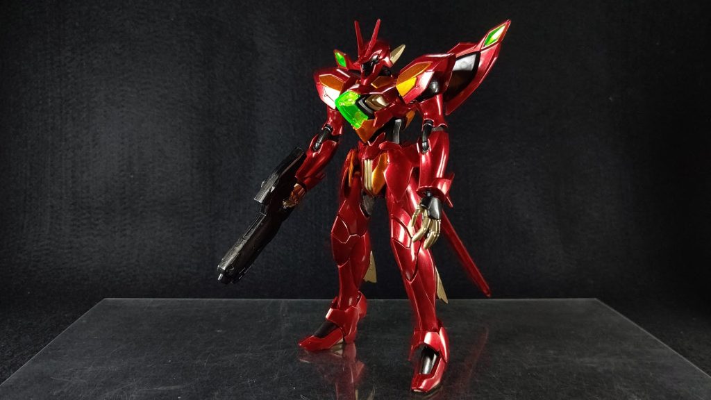 思ったより光沢感が出て満足してます。
ヴェイガン機のキットは初めて買ったのですがビームサーベルついてないんですね!
VSシリーズではゼイドラガンからサーベル出すので差込口がなくてびっくりしました!