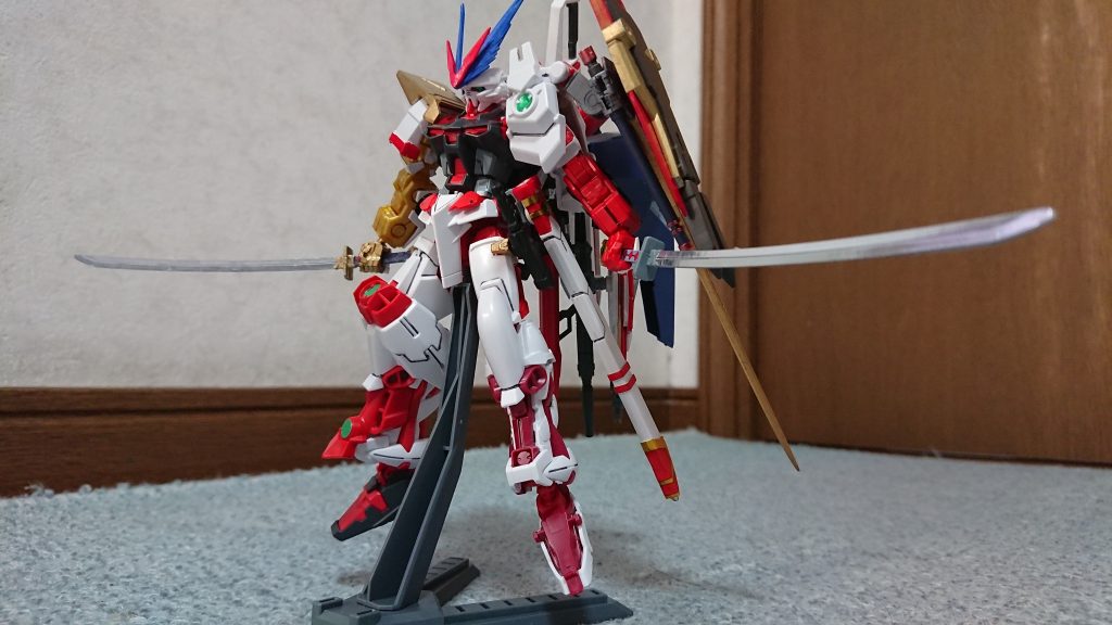 HGレッドフレームからガーベラストレートとバックパックを頂いて近接武器が7本になりました
つよそう